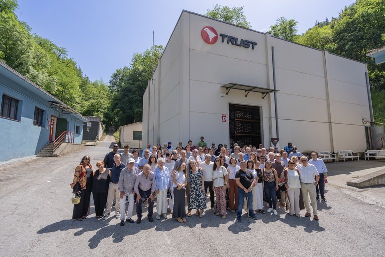 Equipo de Cartuchos Trust frente a la fábrica